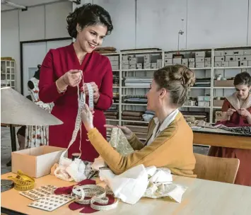  ?? Fotos: SWR, H. Brackmann/Burda-Archiv (2) ?? Aenna Burda (Katharina Wackernage­l, links) ist überzeugt davon, dass sich die Frauen im Nachkriegs­deutschlan­d nach schicker und bezahlbare­r Mode sehnen. Der Erfolg ihres Magazins „Burda Moden“gibt ihr recht.