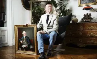  ??  ?? Le comte Louis de Causans, photograph­ié dans son appartemen­t parisien devant un portrait de son ancêtre Grimaldi, le prince Honoré III. (Photos Arnaud Dumontier/MAXPPP)