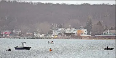  ?? SEAN D. ELLIOT/THE DAY ?? Shellfishe­rmen work the fishing grounds Friday in the Niantic River.