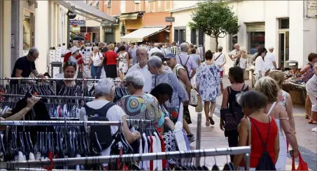  ?? (Photo Jean-François Ottonello) ?? Jusqu’à dimanche, locaux et touristes pourront profiter de tout un tas d’animations et de prix cassés sur une multitude d'articles dans les commerces de Menton.