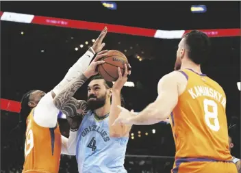  ?? KAREN PULFER FOCHT/AP ?? PHOENIX SUNS’ JAE CROWDER (99) blocks Memphis Grizzlies’ Steven Adams (4) in the first half of a game Friday in Memphis, Tenn.