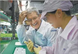  ?? CEDOC PERFIL ?? APPLE. Tim Cook, su presidente, en la fábrica de los iPhone en China.