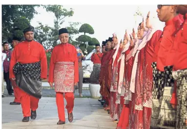  ?? — Bernama ?? Honoured: Bersatu delegates, including the Armada and Srikandi wings, welcoming Dr Mahathir at a parade at Putrajaya Internatio­nal Convention Centre.