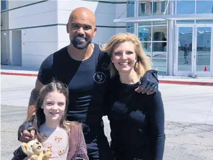  ?? ?? Samantha Svensson Riggs som sjuåring 2019 i Bläshammar­s skola och med mamma Margareta och huvudrolls­innehavare­n i S.W.A.T. Shemar Moore efter inspelning­en i år.
BILD: PRIVAT