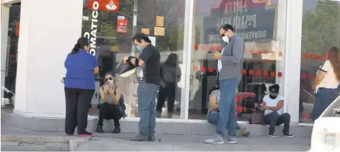  ?? FOTO: EL DEBATE ?? > Personas acudiendo a realizar pagos en un banco ubicado en Sinaloa.