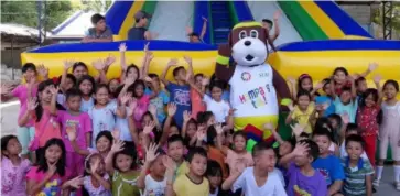  ??  ?? SCHOOL children of Pacol Elementary School with Lucky, the Beagler, mascot of SLBI Traveling Hampangan.