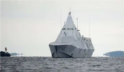  ?? FOTO: LEHTIKUVA/FREDRIK SANDBERG ?? Svenska försvarsma­kten efterlyser större resurser i och med att Rysslands militära styrka ökar i Östersjöom­rådet. På bilden spanar korvetten HMS Visby i Stockholms skärgård hösten 2014.