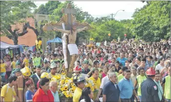  ??  ?? Miles de fieles participar­on de la misa y procesión de Ñandejára Guasu en Piribebuy.