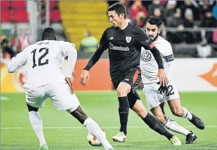  ?? FOTO: EFE ?? Vesga avanza con balón durante el choque disputado el jueves a la tarde frente al Östersunds donde los leones sumaron un punto