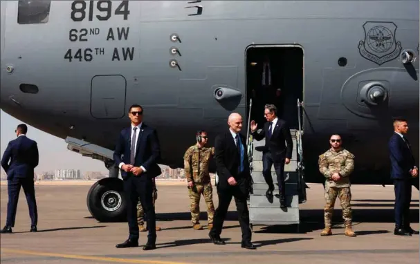  ?? ?? USA's udenrigsmi­nister, Antony Blinken, som her ses stige af flyet i Kairo, lander fredag – efter et besøg i både Saudi-Arabien og Egypten – i Israel. Foto: Evelyn Hockstein/AFP