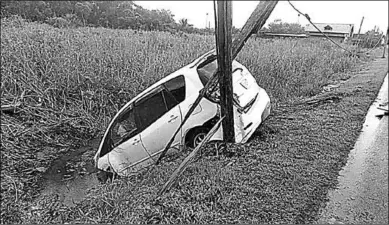  ??  ?? Deze auto heeft gisteren een elektricit­eitsmast geramd aan de Houttuinwe­g en belandde daarna in de trens.
(Action-foto: Shaylendra Jarbandhan)