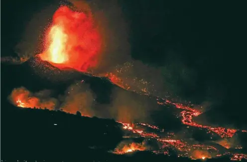  ?? FOTO: ABACA / PA / ABACA ?? Lavawalzen haben auf La Palma ganze Dörfer unter sich begraben. Nun rollen sie aufs Meer zu.