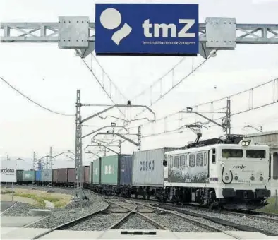  ?? CHUS MARCHADOR ?? Un tren de mercancías entra en la terminal marítima de Zaragoza.