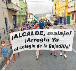  ?? JORGE DEL ÁGUILA ?? El grupo de manifestan­tes recorre la Avenida de La Cañá, en La Bajadilla.