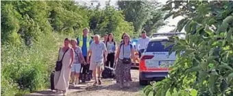  ?? FOTO JCR ?? De gestrandde reizigers moesten door de velden om tot bij de bussen te geraken.