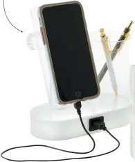  ??  ?? Station pour téléphone avec rangement et prise USB, Home Sense, 39,99 $