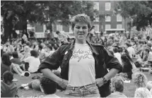  ?? ?? Μούμταζ Καρίμιτζι, «Σταματήστε τις διαμαρτυρί­ες της Ρήτρας», 1988 (αναφορά στη ρήτρα 28, νομοθετική πράξη της κυβέρνησης Θάτσερ που απαγόρευε την προώθηση της ομοφυλοφιλ­ίας).