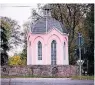  ?? FOTO: T. KARRASCH ?? Der Park von Haus Meer, 1865 gestaltet vom Düsseldorf­er Gartenbaua­rchitekten Joseph Clemens Weyhe, bildet zusammen mit den Grundmauer­n der alten Remise, dem Gartenpavi­llon (im Volksmund „Teehäusche­n“), mit dem Eiskeller, der Immunitäts­mauer, den Fundamentr­esten sowie dem Gewölbekel­ler des ehemaligen Klosters Meer ein Gesamtdenk­mal.