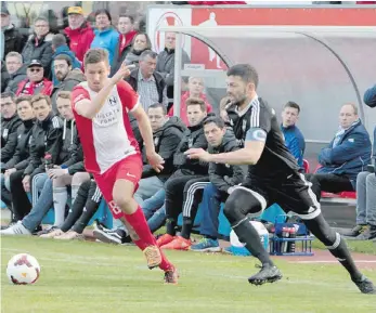  ?? FOTO: EDK ?? Einmal mehr haben die Essinger (schwarzes Trikot) gegen die Normannia aus Gmünd das Nachsehen. Am Ende steht mit 0:2 die nächste Derbypleit­e für den TSV.