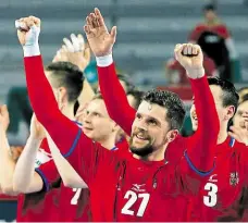 ?? Foto: Reuters ?? Senzace Čeští házenkáři na Euru porazili olympijské vítěze z Dánska 28:27, osmi trefami k tomu přispěl Ondřej Zdráhala (uprostřed).