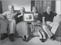  ?? BILL GORMAN/AP PHOTO ?? LEGA: Orang tua Joshua Boyle dan Caitlan Coleman. Dari kiri, Patrick Boyle, Linda Boyle, Lyn Coleman, dan Jim Coleman.