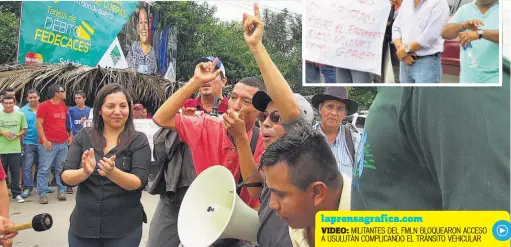  ??  ?? DEL FMLN. LA DIPUTADA ESTELA HERNÁNDEZ Y LOS ALCALDES WÁLTER APARICIO,DE CONCEPCIÓN BATRES; BOANERGE CARRANZA, DE JUCUARÁN; Y ÓSCAR GÓMEZ, DE SANTA ELENA, EN PLENA MANIFESTAC­IÓN Y BLOQUEO DE CALLES.