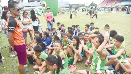  ?? SUNSTAR FOTO/RUEL ROSELLO ?? PROJECT FUTURE. Coach John Philip Dueñas talks to members of his grassroots running program after the Milo Marathon national finals at the Cebu City Sports Center.