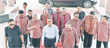  ??  ?? Abang Johari (centre) arrives with top PBB leaders before chairing PBB’s supreme council meeting at PBB headquarte­rs in Kuching yesterday.