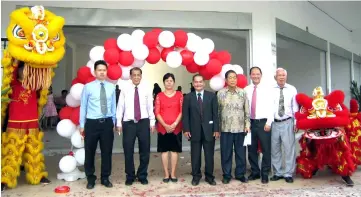  ??  ?? (From left) Dato’ Lau Sie Nguong, Dato Sri Lau Hieng Su, Datin Jamilah Madang, Datuk Temenggong Hasan Sui, Loo Tan Thong, Ngu Ting Sii and Kong Shaw Kian pose for group photo after the opening ceremony of the new office building.