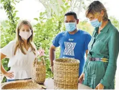  ?? CORTESÍA GOBERNACIÓ­N ?? La gobernador­a del Atlántico, Elsa Noguera, con un artesano y la empresaria Carolina Ruiseco.