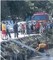  ??  ?? RESCATE. Los bomberos sacaron el cuerpo del agua.