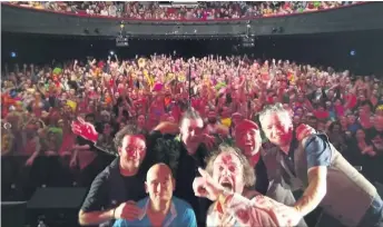  ??  ?? C’est une grande première dans l’histoire de l’agricultur­e au Québec et vous pourrez dire que vous l’avez lu dans La Terre de chez nous : Médé Langlois, fier agriculteu­r de Neuville, a chanté avec son groupe Carotté à l’Olympia de Paris, preuve à l’appui. Il est juste extraordin­aire, Médé!