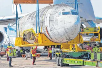  ?? FOTO: KARL-JOSEF HILDENBRAN­D/DPA ?? Die ehemaligen Lufthansa-Maschine „Landshut“bei ihrer Ankunft auf dem Flughafen Friedrichs­hafen im September 2017.