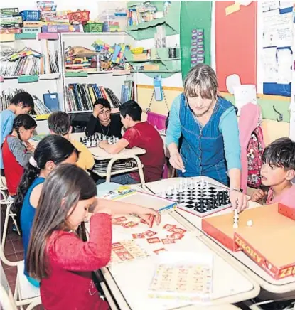  ?? (LA VOZ) ?? Ajedrez. Otras de las actividade­s incorporad­as en la actividad escolar.