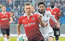  ?? FOTO: DPA ?? Die Freiburger um Tim Kleindiens­t – hier mit Matthias Ostrzolek (vorn) kamen gegen Hannover öfter einen Schritt zu spät.