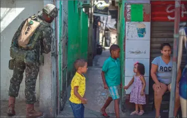  ??  ?? MARÉ. Un soldado brasileño patrulla una calle de la favela Nova Holanda.