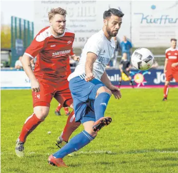  ?? FOTO: ROLF SCHULTES ?? Harun Toprak (rechts) hat mit dem FV Ravensburg in Villingen einen Punkt geholt.