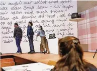  ?? Foto: Klaus Gigga ?? In „Liebe Kitty“am TJG eignen sich die Spielerinn­en und Spieler die Geschichte von Anne Frank so lange an, bis sie nicht mehr verloren gehen kann.
