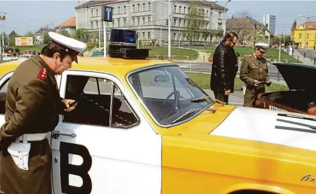  ?? Foto: Milan Havlíček, archiv ČTK ?? Žlutobílá policie Kriminalit­u i provoz na silnicích řešila za minulého režimu Veřejná bezpečnost. Na snímku z roku 1981 kontrolují její příslušníc­i řidiče v rámci Měsíce bezpečnost­i silničního provozu.