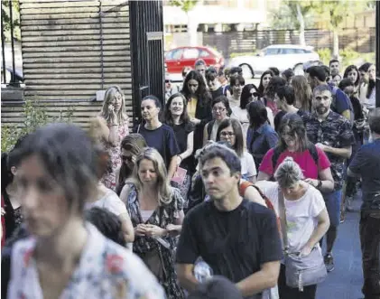  ?? EL PERIÓDICO ?? Una multitud de aspìrantes accede a una de las sedes de oposicione­s, en un proceso selectivo anterior.