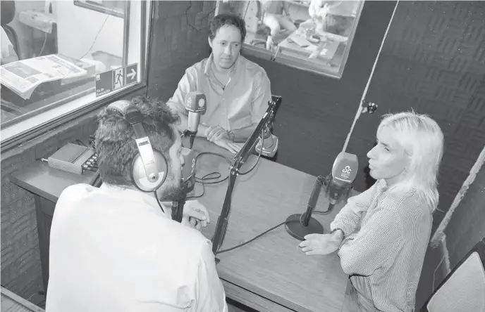  ??  ?? ERIKA OLIVERA y Cristóbal Urruticoec­hea visitaron los estudios de Radio San Cristóbal.