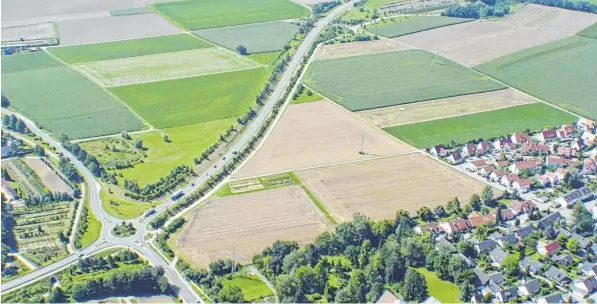  ?? Archivfoto: Aerobild Augsburg ?? Auf den Freifläche­n zwischen Bressuirer­ing und der bestehende­n Bebauung in Friedberg-Süd könnte die Stadt wachsen. Einfach wird das aber nicht.