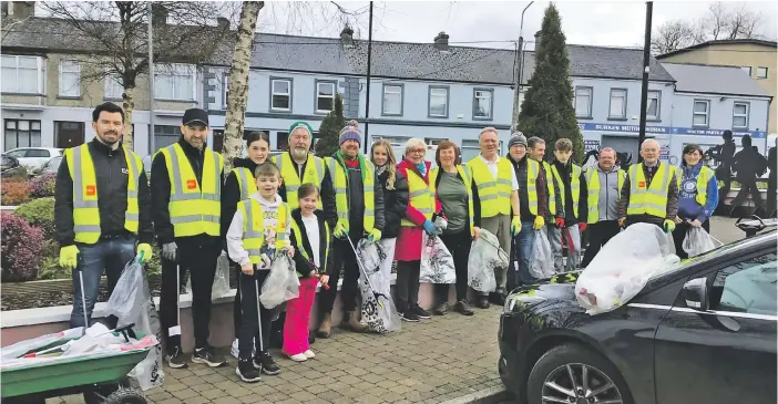  ?? ?? Volunteers in Tubbercurr­y who took part in the national Spring Clean 2024. 2584465.