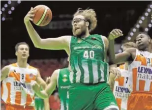  ?? RAÚL DOBLADO ?? Stainbrook, capturando un rebote contra el Leyma Coruña