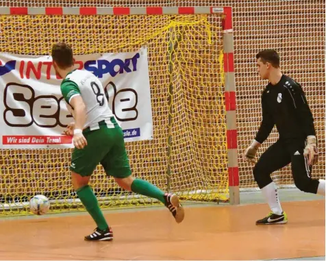  ?? Foto: Brugger ?? Viermal netzte Fabio Kühn (links) im Finale gegen den FC Ehekirchen und dessen machtlosen Keeper Simon Lenk ein und sorgte dafür, dass der FC Gundelfing­en erstmals seit 2013 beim eigenen Turnier um den großen Intersport-Seeßle-Cup mal wieder ganz oben auf dem Siegertrep­pchen stand.