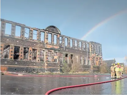  ?? Picture: Kenny Smith. ?? Up to 40 firefighte­rs were involved in tackling the blaze in Inverkeith­ing.