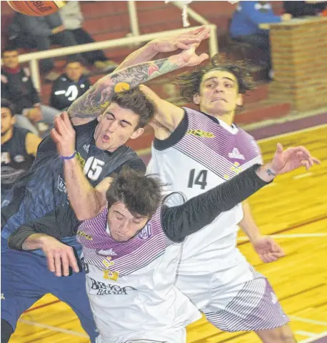  ?? FACUNDO MORALES-LA NUEVA. ?? Congos (W) lucha por el recobre ofensivo entre Maidana y Guillén (I). Whitense le quitó la ventaja a Independie­nte.