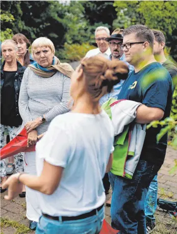  ?? FOTO: LEVIN KUBETH ?? Auf dem Weingut von Teresa Deufel erfährt Claudia Roth und ihre Kollegen vom Kreisverba­nd Lindau, dass BioWeinbau viel Handarbeit und Pflege bedeutet.