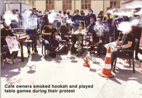  ??  ?? Cafe owners smoked hookah and played table games during their protest