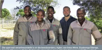  ??  ?? Die span wat verantwoor­delik is vir die beesboerde­ry. Agter, van links: Mnre. Siyabonga Silenge, Asanda Mbango en Stefan Terblanche. Voor staan mnre. Abednic Simanga en Matthews Gcali.